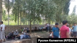 Перекрывшие дорогу в Бозумчак.