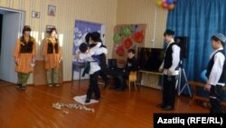 Татар үзәгендә балалар “Сөяк уены” күрсәтә