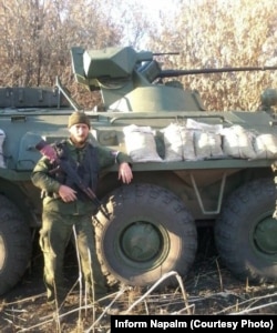 Один из боевиков позирует на фоне БТР-82А