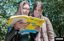 Абитуриенты после ВНО по истории Украины в пункте проведения внешнего независимого оценивания. Архивное фото