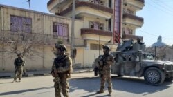 منزل نظام‌الدین قیصاری در شهر مزار شریف در محاصره نیروهای افغان.