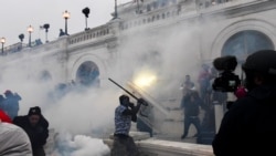 Poliția dă cu gaze lacrimogene pentru a-i îndepărta pe suporterii lui Donald Trump care au asediat Capitoliul