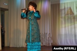 Мөнирә Хөснетдинова себертатар телендә җыр башкара