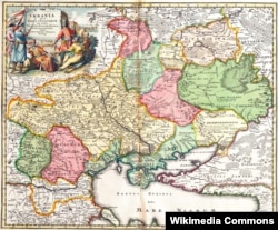 Карта України німецького картографа Йоганна Гоманна з його атласу «Grosser Atlas ueber die ganze Welt» (Великий Атлас усього Світу). На картуші мапи на передньому плані сидить гетьман Іван Мазепа в Бендерах. Поруч сидять кілька запорожців. Як вважають деякі фахівці зі стародавніх карт і колекціонери, на передньому плані з піднятою шаблею стоїть Пилип Орлик. (Щоб відкрити мапу в більшому форматі, натисніть на зображення. Відкриється у новому вікні)