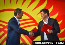 Бакыт Төрөбаев менен Өмүрбек Бабанов. Жалал-Абад шаары, 17-сентябрь, 2017-жыл