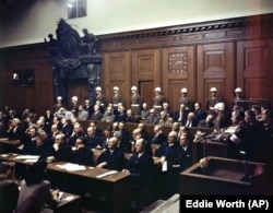 Підсудні (у двох рядах перед військовою поліцією) слухають частину вироку під час Нюрнберзького процесу над воєнними злочинцями. Нюрнберг, Німеччина, 30 вересня 1946 року