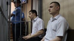 Foștii ofițeri Berkut, Serghei Zincenko (stânga) și Pavlo Abroskin, la tribunalul din Kiev, în august 2015