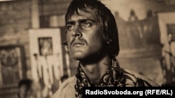 Під час виставки в «Мистецькому арсеналі», присвяченій фільму «Тіні забутих предків». Київ, 23 квітня 2016 року