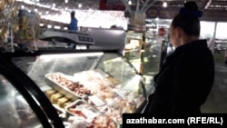 Et satylýan tekjäniň öňünde duran alyjy (Illýustrasiýa suraty)