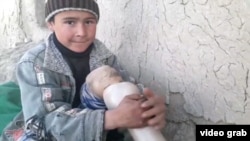 آرشیف، سمیع‌الله کودکی که در اثر انفجار ماین در ولایت فاریاب یک پایش را از دست داده است