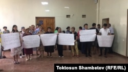 Сторонники Аиды Саляновой в суде.