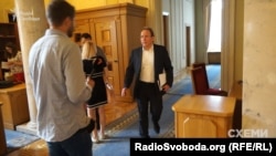 Сама фабрика відкривалася за сприяння народного депутата від «Народного фронту» Кришина