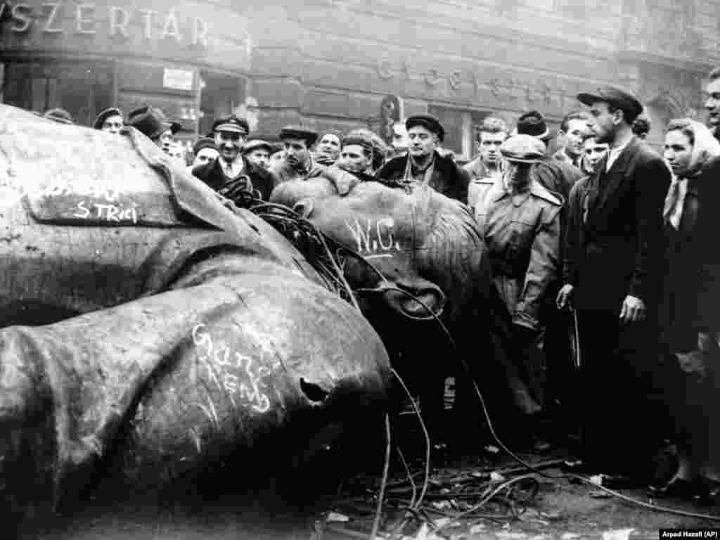 Macarlar 1956-cı il inqilabı vaxt İosif Stalinin dağıdılmış heykəlini əhatəyə alıblar.1956-cı ildə RFE yayımlarına görə tənqidə tuş gəldi, çoxları onu Macarıstanda antikommunist üsyanın təşviqində ittiham etdi. Sovet ordusu bu üsyanı yatırtdı, minlərlə insan öldürüldü. RFE-nin bir keçmiş direktoru deyirdi ki, "insanlara nə etməyi söyləmək radionun işi deyil". Radionun 1956-cı il yayımlarında inqilabi ruhun saxlanması ilə bağlı bəzi texniki məsləhətlər var idi.