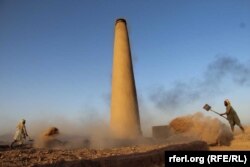 کارگرانی که در یک داش خشت پژی در کابل کار می کنند