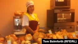 Прилавок с продукцией из Узбекистана в магазине «СНГ Маркет». Москва, 12 сентября 2014 года.