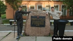 Загінулы пасьля палону сірата Даніл Трубееў (справа)