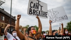 لاریون کونکي کوونکي دا شعارونه ورکوي چې (د تور پوستو ژوند ارزښت لري).
