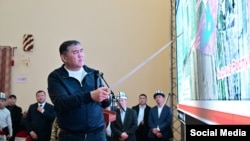 УКМКнын төрагасы Камчыбек Ташиев Баткен облусунун тургундарына кыргыз-тажик чек арасы боюнча маалымат берип жатат.