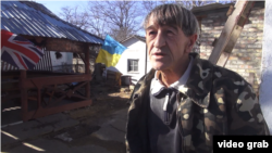 Олег Приходько у дворі свого будинку. Лютий 2019 року