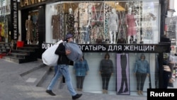 Stambul şäheriniň Läleli etrabyndaky egin-eşik dükanynda rus dilindäki bildiriş. Türkiýe, 2022-nji ýylyň 4-nji marty