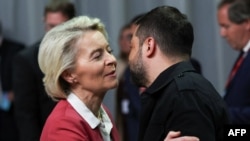 Președinta Comisiei Europene, Ursula von der Leyen, îl îmbrățișează la summitul de la Copenhaga pe președintele ucrainean Volodimir Zelenski.