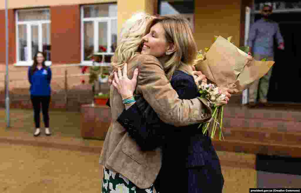 Првата дама на САД Џил Бајден во прегратка со нејзината украинска колешка, Олена Зеленска, (десно) за време на ненадејната посета на училиште во Ужгород на 8 мај. Училиштето во моментов се користи како привремено засолниште за раселените лица. &bdquo;Сакав да дојдам на Денот на мајката&ldquo;, ѝ рече Бајден на Зеленска. &bdquo;Мислев дека е важно да му покажам на украинскиот народ дека оваа војна мора да престане и дека оваа војна е брутална и дека народот на Соединетите држави стојат со народот на Украина. Зеленска посетата на првата дама ја нарече &bdquo;чин на храброст&ldquo;.