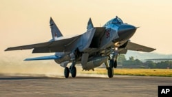 Un avion de vânătoare rusesc MiG-31 care transporta o rachetă Kinjal decolează de la baza aeriană Hemeimeem din Siria, în 2021.