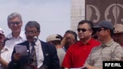 Дооронбек Садырбаев, "Атажурт" партиясынын лидери, президент К.Бакиевдин режимине каршы нааразылык жыйынынын катышуучуларына кайрылууда. "Ала Тоо" аянты, Бишкек. 27.5.2006.