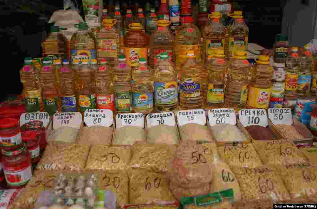 2020-жылы 500 сомго беш литр суу май сатып алган болсок, быйыл бул акчага үч литр май сатып алса болот. Ал эми 5 литр май 700 сомдон 850 сомго (солдогу сүрөттө) чейин сатылып жатат. Тамак-аш майлары 19 пайызга кымбаттады.