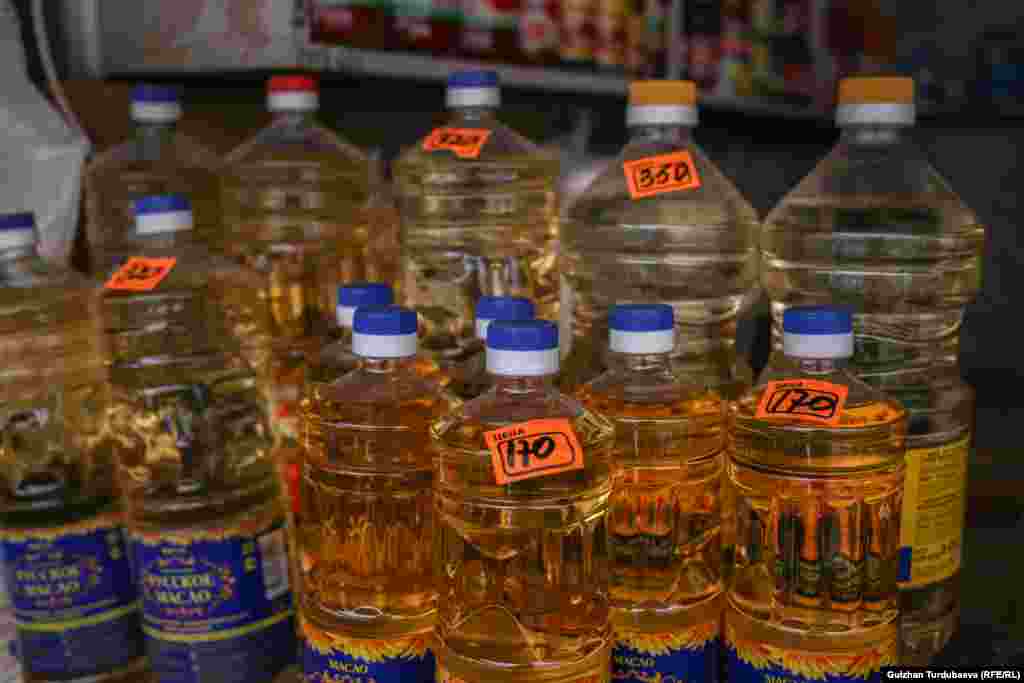 2020-жылдын март айында бир литр суу майды 60 сомдон 90 сомго чейин сатып алууга мүмкүн эле. Учурда базарда бир литр май - 150 сомдон 170 сомго чейин сатылып жатат.