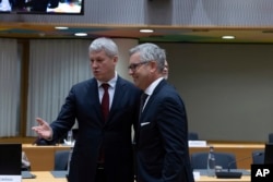 Ministrul de Interne Cătălin Predoiu se întâlnește cu noul Comisar european pentru afaceri interne, austriacul Magnus Brunner. Bruxelles, 12 decembrie.