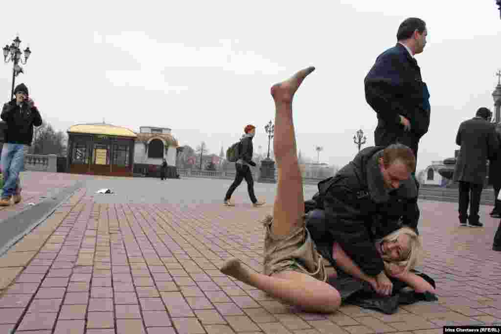 Активистки од организацијата Фемен со перформанс во Москва против изборните манипулации на парламентарните избори во Русија.