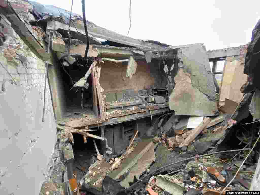 На цьому фото – наслідки російського обстрілу Слов'янська, 5 жовтня 2025 року.Дві керовані авіабомби армії РФ влучили у багатоповерхівку в центрі міста. Один КАБ влучив у стіну, інший пробив дах і зруйнував квартири. Відомо про 8 поранених цивільних, серед них хлопчик 13-ти років, повідомив кореспондент Радіо Свобода