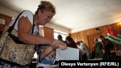 Первые всенародные выборы президента на альтернативной основе состоялись ровно через пять лет, 3 октября 2004 года