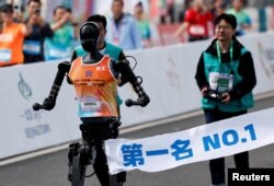 Гуманоідны робат Tiangong Ultra перабягае фінішную прамую, заваёўваючы першае месца падчас паўмарафону E-Town Humanoid Robot Half Marathon у Пэкіне, Кітай, 19 красавіка 2025