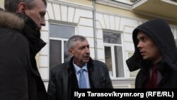 Сулейман Кадиров (у центрі)