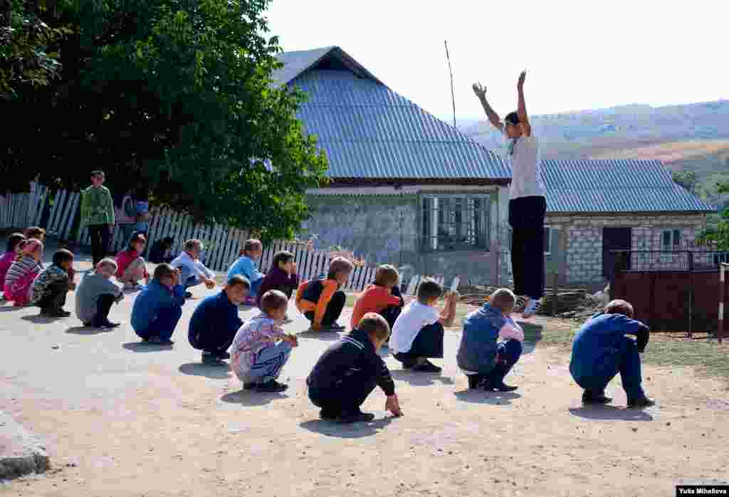 Ora de sport pe uliţă, satul Bursuc 18 septembrie 2009