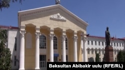 УКМК Жусуп Баласагын атындагы улуттук университетинде жасалма диплом берүүгө байланыштуу 28 факт иликтенип жатканын билдирди.