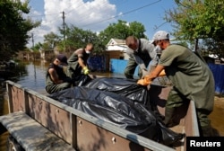 У Голій Пристані збирають тіла загиблих після потому через руйнацію греблі Каховської ГЕС, червень 2023 року