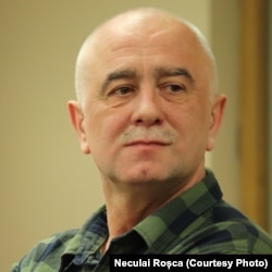 Neculai Roșca este scriitor, fost jurnalist local în Suceava.