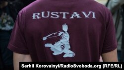 Приезду коллектива в Северную Осетию предшествовала острая дискуссия в соцсетях, инициированная югоосетинскими пользователями интернета
