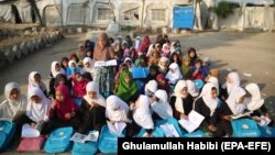 دانش آموزان دختر در یکی از مکاتب ننگرهار که بنابر کمبود صنف درسی در صحن مکتب در فضای باز درس می‌خوانند. February 25, 2021