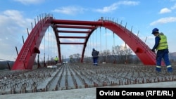 Plănuit încă din 2017, noul pod de la Voila, județul Brașov, cu o lungime de 94 de metri, ar trebui să ușureze deplasarea echipamentelor militare din gara localității la poligonul Grupului de luptă NATO de la Cincu. Lucrările au început în ianuarie 2021. Încă nu sunt gata.