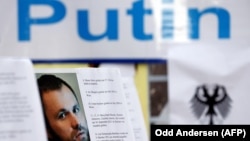 Плакат с портретом Зелимхана Хангошвили во время акции у посольства России в Германии. Берлин, 24 сентября 2020 года