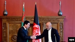 Türkmen prezidenti Gurbanguly Berdimuhamedow we onuň owgan kärdeşi Aşraf Gani. 13-nji dekabr, 2015 ý.