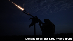 Військовослужбовець 115-ї ОМБр ЗСУ веде вогонь по «шахеду» у небі Харківської області