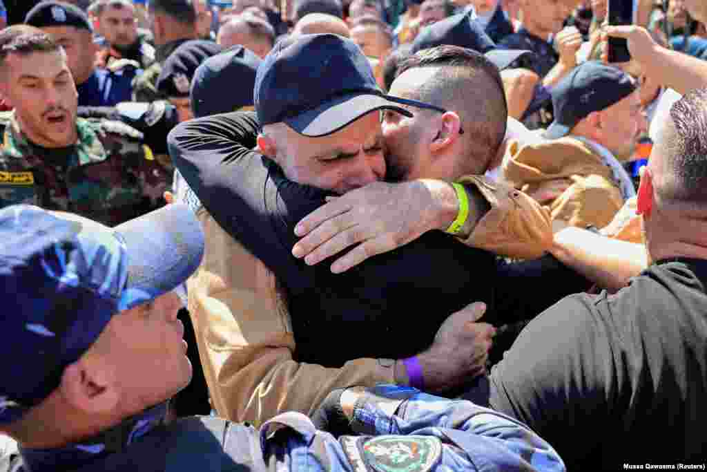 Вызвалены палестынскі зьняволены абдымае сямейніка пасьля вызваленьня з ізраільскай турмы ў Рамале. У той жа дзень, калі былі вызвалены ізраільскія закладнікі і палестынскія зьняволеныя, у Эгіпце праходзіць саміт па Газе, на якім зьбяруцца больш за 20 лідэраў. Саміт пройдзе пад сустаршыньствам прэзыдэнта ЗША Дональда Трампа і прэзыдэнта Эгіпту Абдэля Фатаха ас-Сісі.