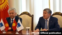 Кыргызский политик Иса Омуркулов (слева) и экс-президент Кыргызстана, глава СДПК Алмазбек Атамбаев.   