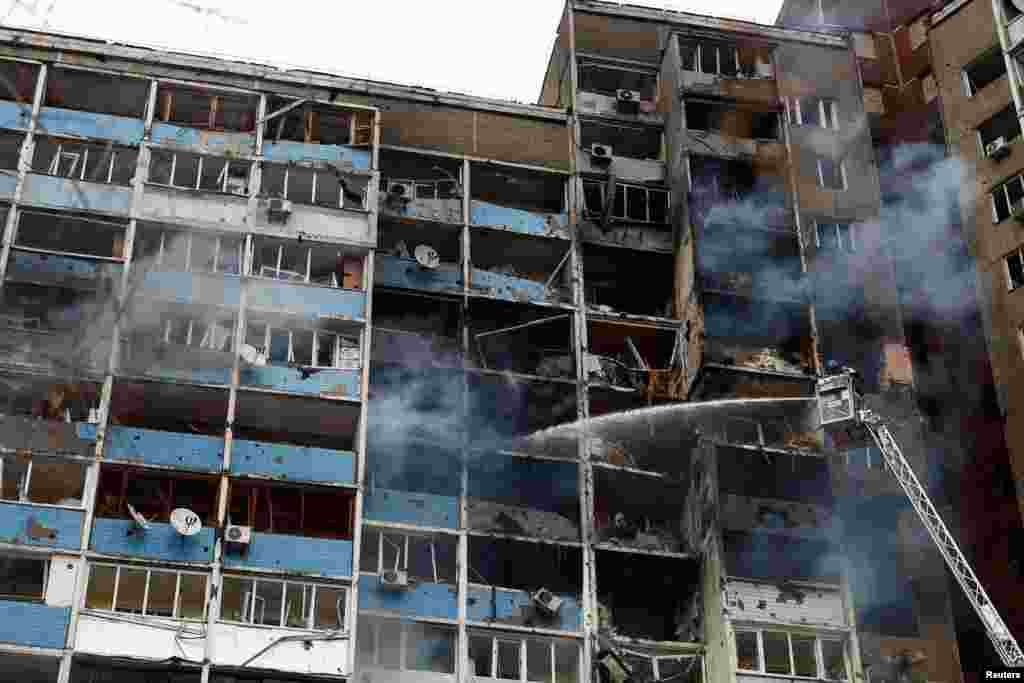 Пожежники працюють від самого ранку, намагаючись приборкати пожежі, що виникли внаслідок ракетного удару, Київ, 7 лютого 2024 року