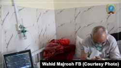 آرشیف - یک بیمار مبتلا به ویروس کرونا در شفاخانه افغان جاپان در کابل